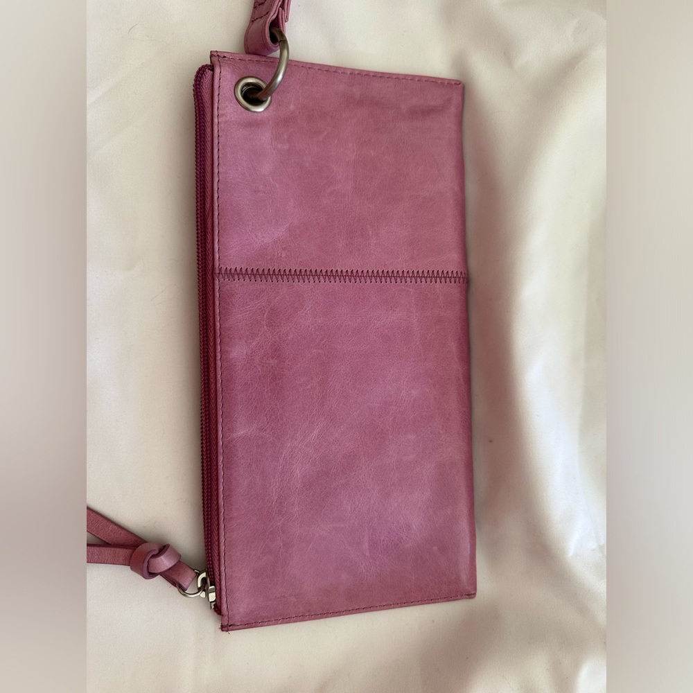 Hobo Vida Wristlet Lilac/lavender color